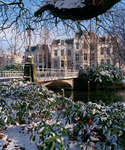 842160 Gezicht op de besneeuwde Herenbrug over de Stadsbuitengracht te Utrecht, met op de achtergrond panden aan de ...